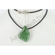 Nefrit jade fúrt medál bőrláncon 5200