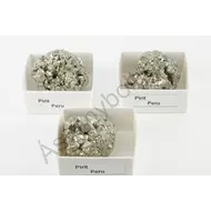 Pirit kristályos darabok dobozban