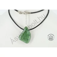 Nefrit jade fúrt medál bőrláncon 5200