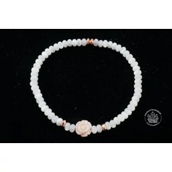 Fehér gyöngyház korong karkötő rózsával