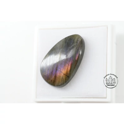 Labradorit lilás narancsos csepp kaboson 8600