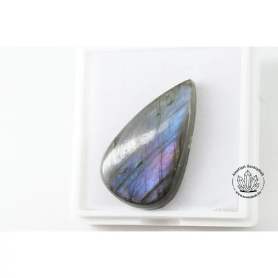 Labradorit liláskék csepp kaboson 8420