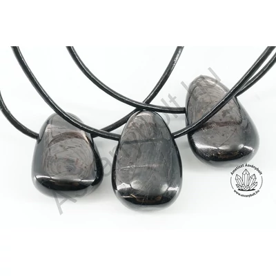 Hipersztén oldalfúrt medál bőrláncon