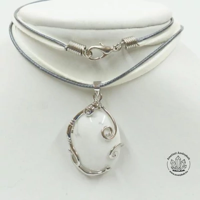 Howlit huzalkosaras medál bőrláncon