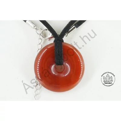 Karneol fánk medál bőrláncon
