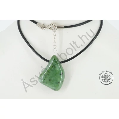 Nefrit jade fúrt medál bőrláncon 5200
