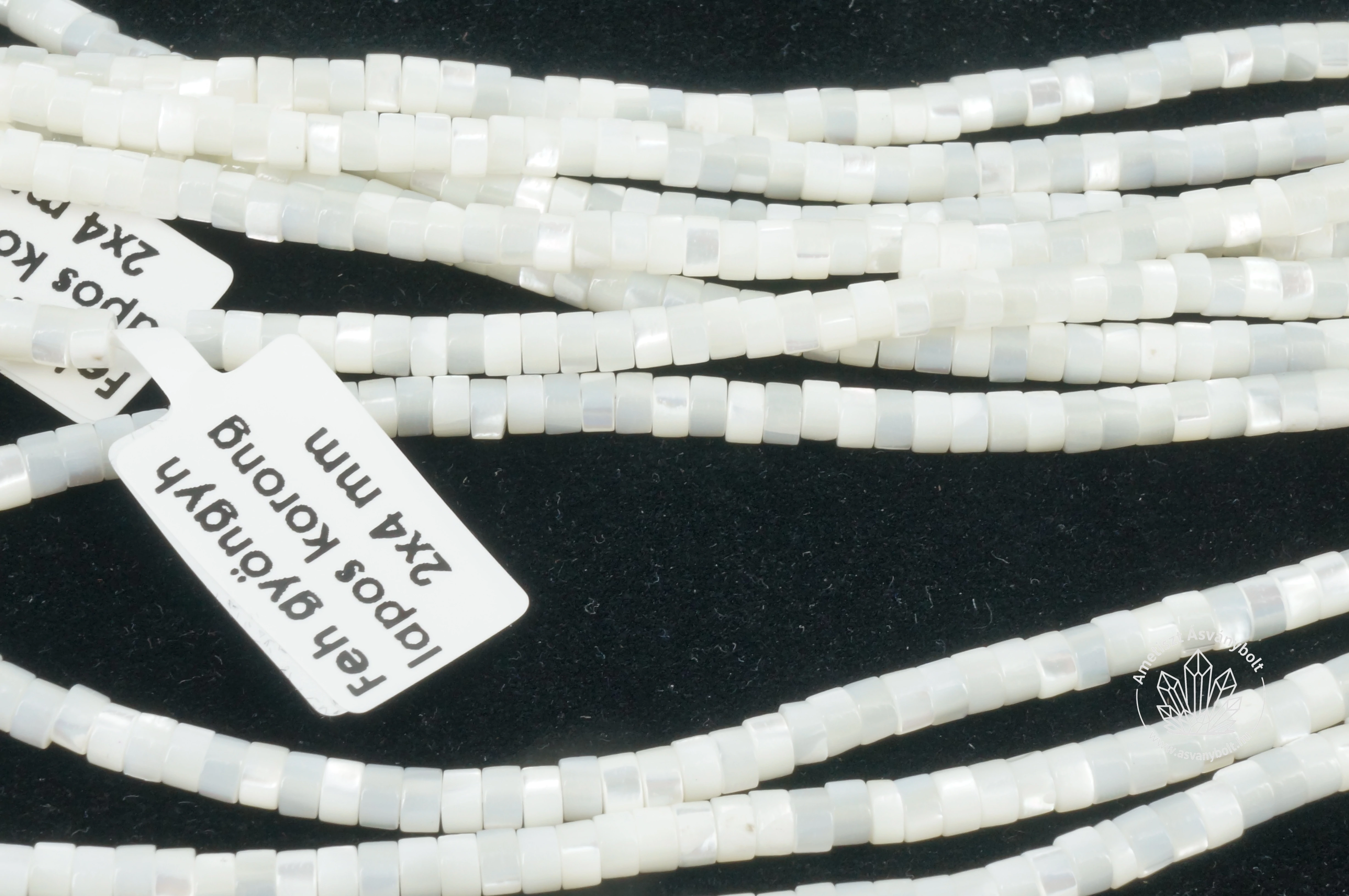 Fehér gyöngyház lapos korong 2x4 mm