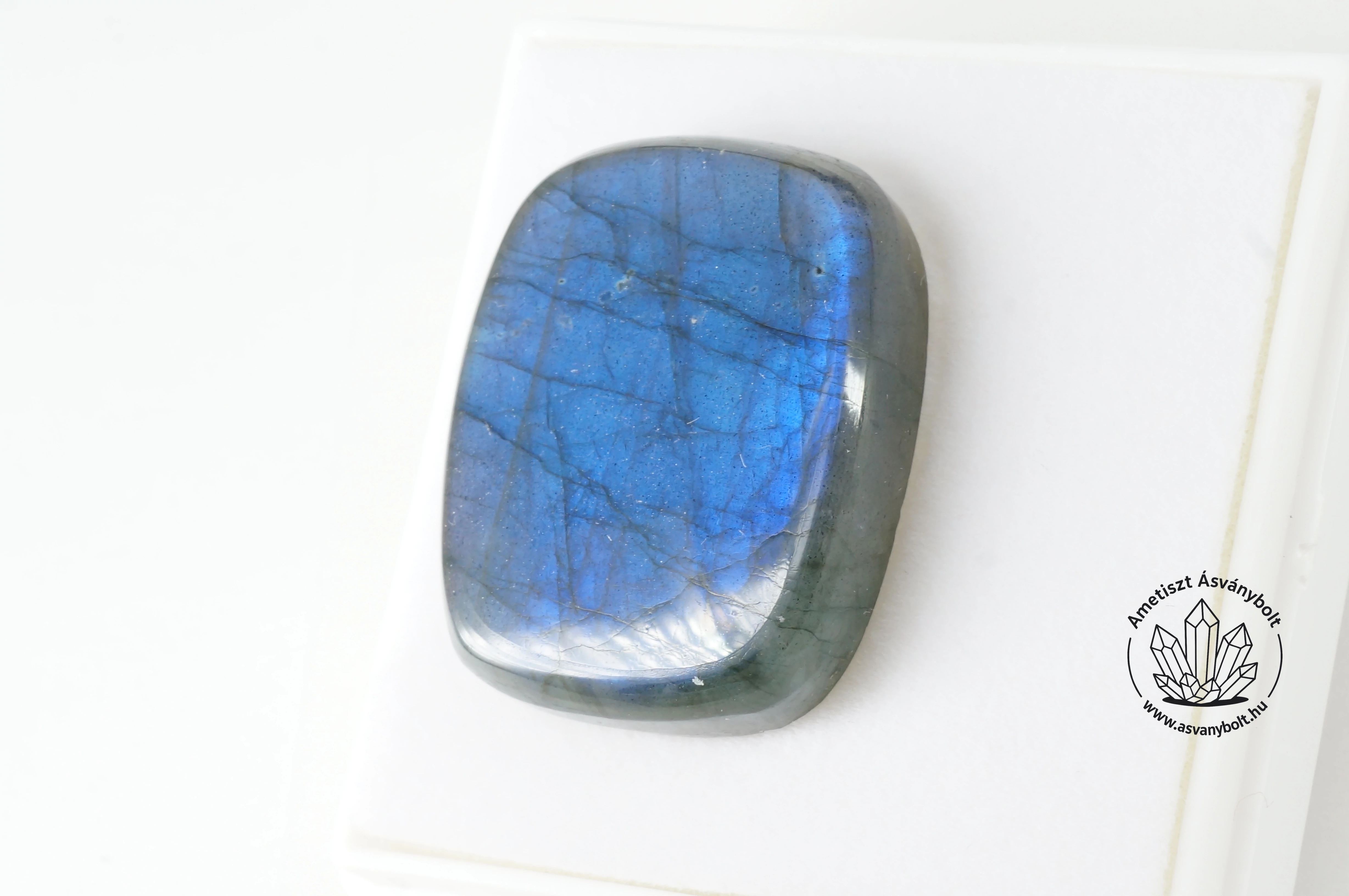 Labradorit égszínkék gömbölyű tégla kaboson 20700