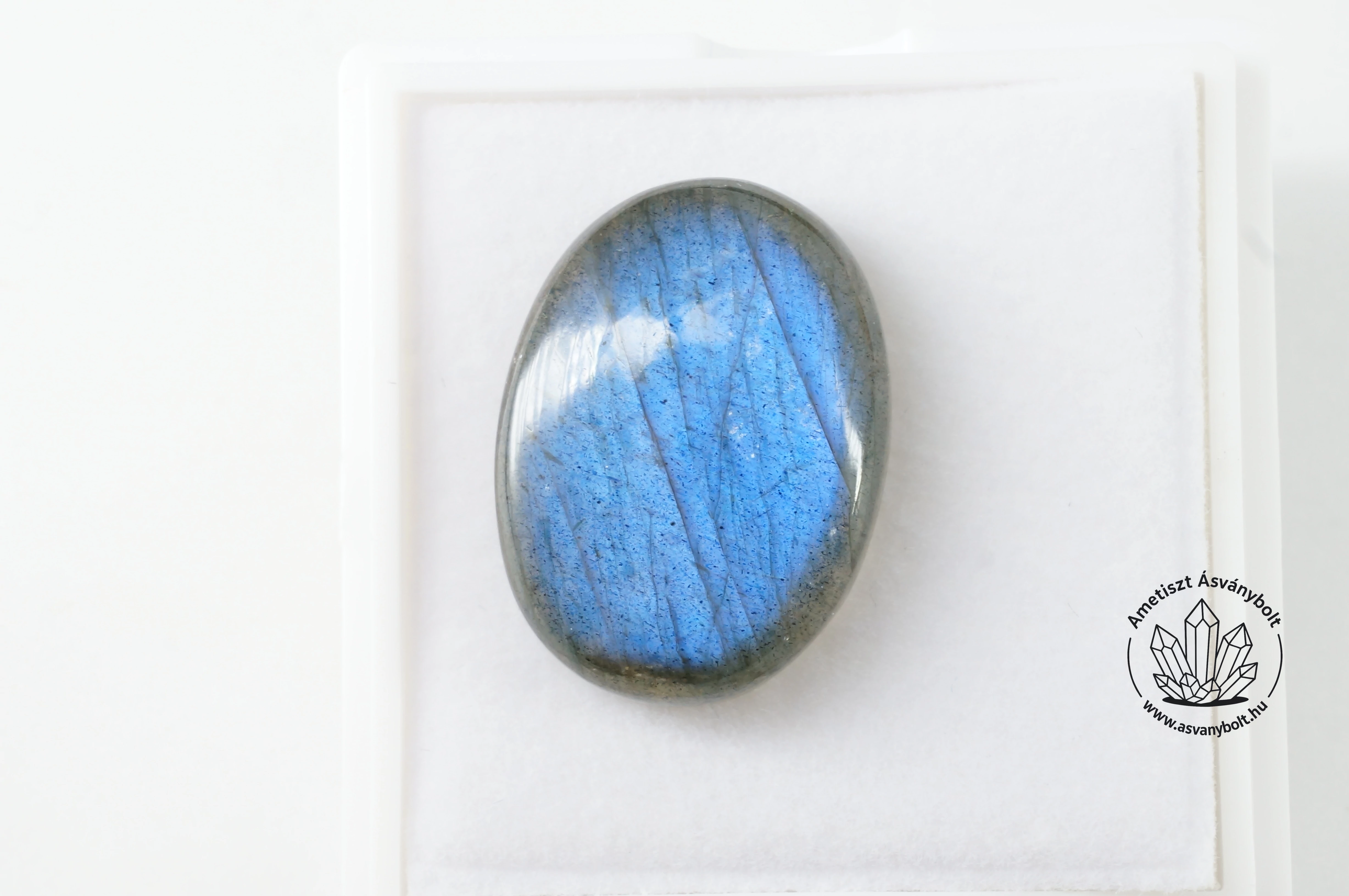 Labradorit égszínkék kis ovál kaboson 8100