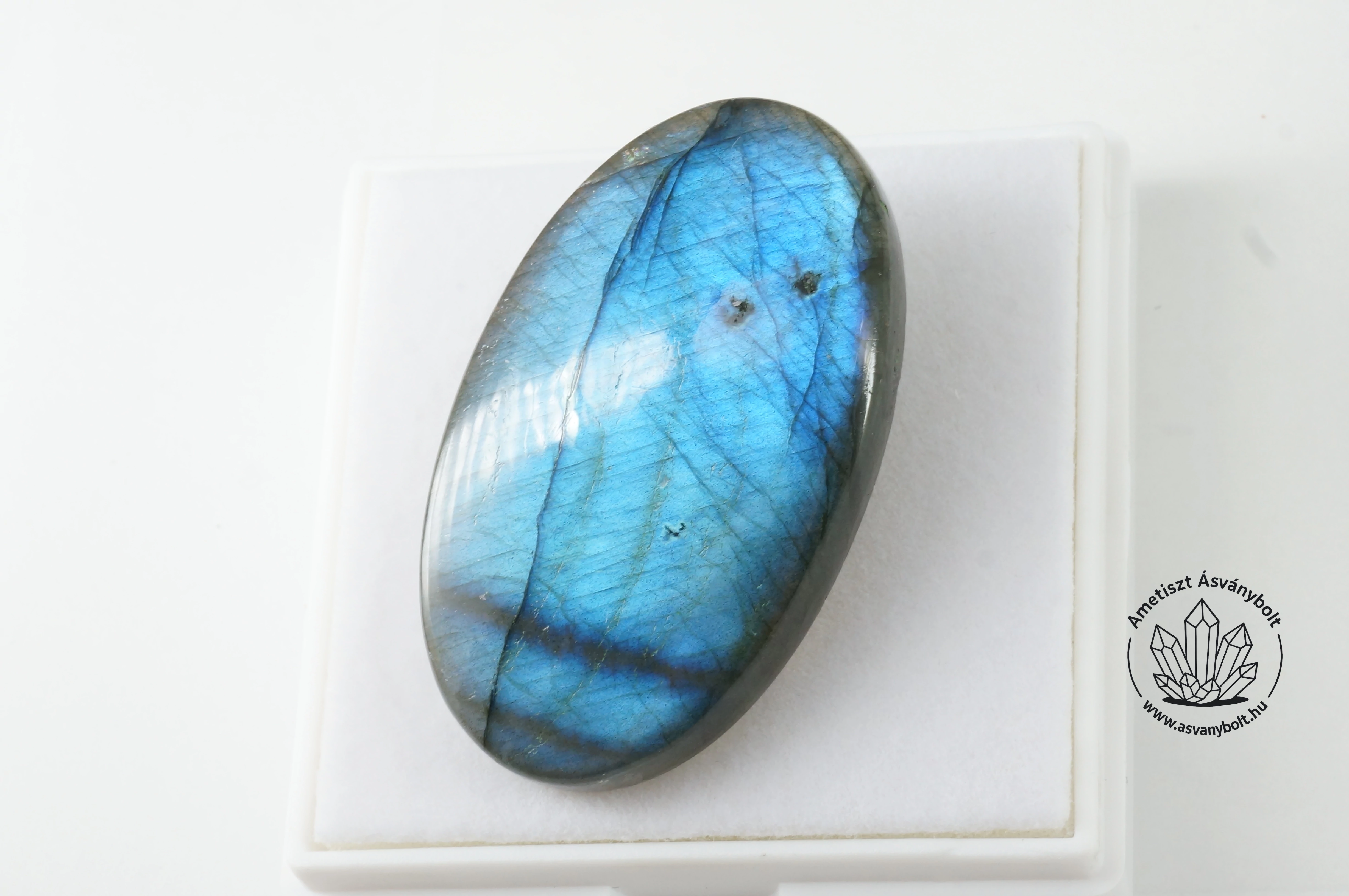 Labradorit égszínkék nagy ovális kaboson 24000