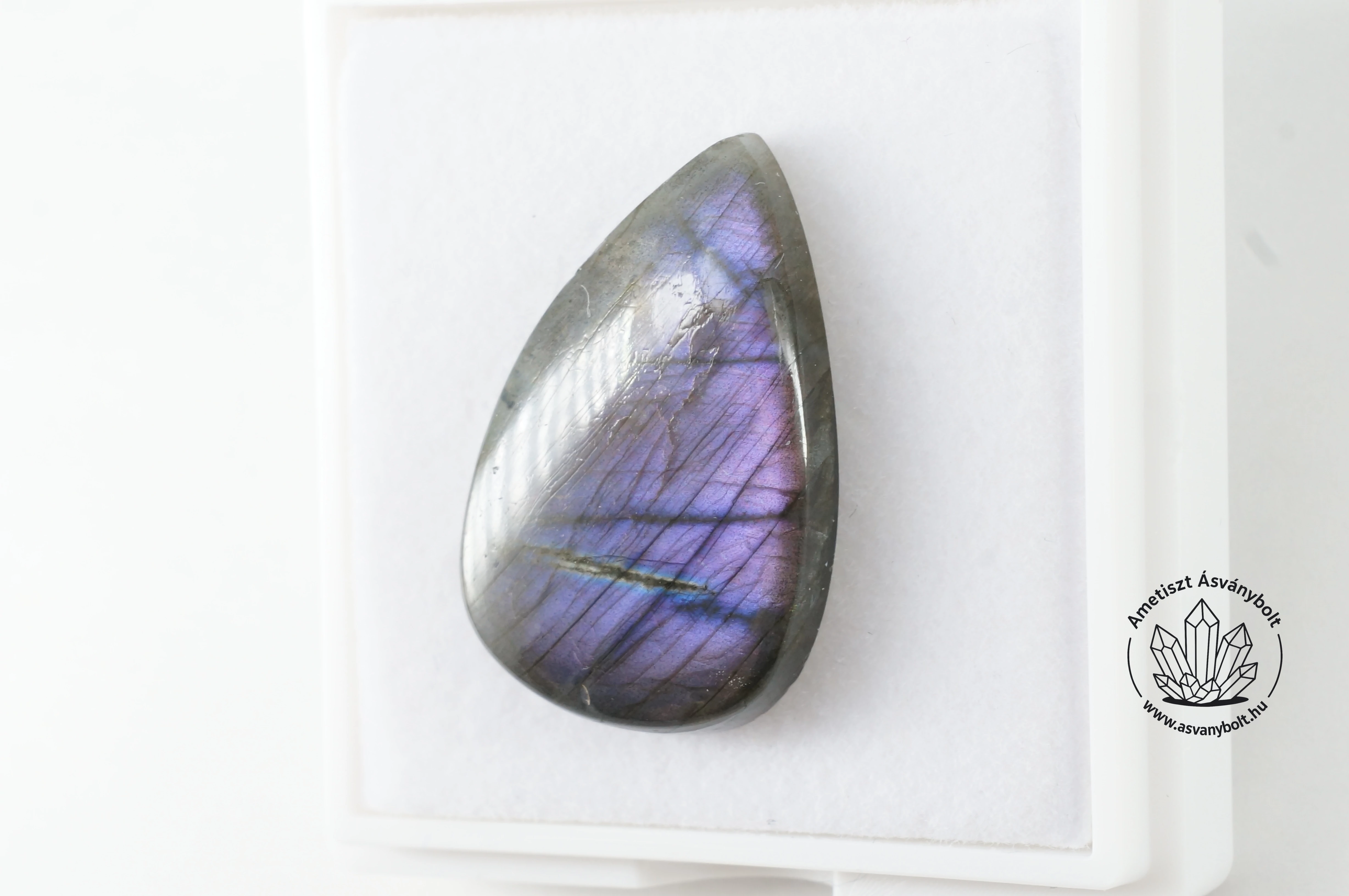 Labradorit lilás csepp kaboson 6600