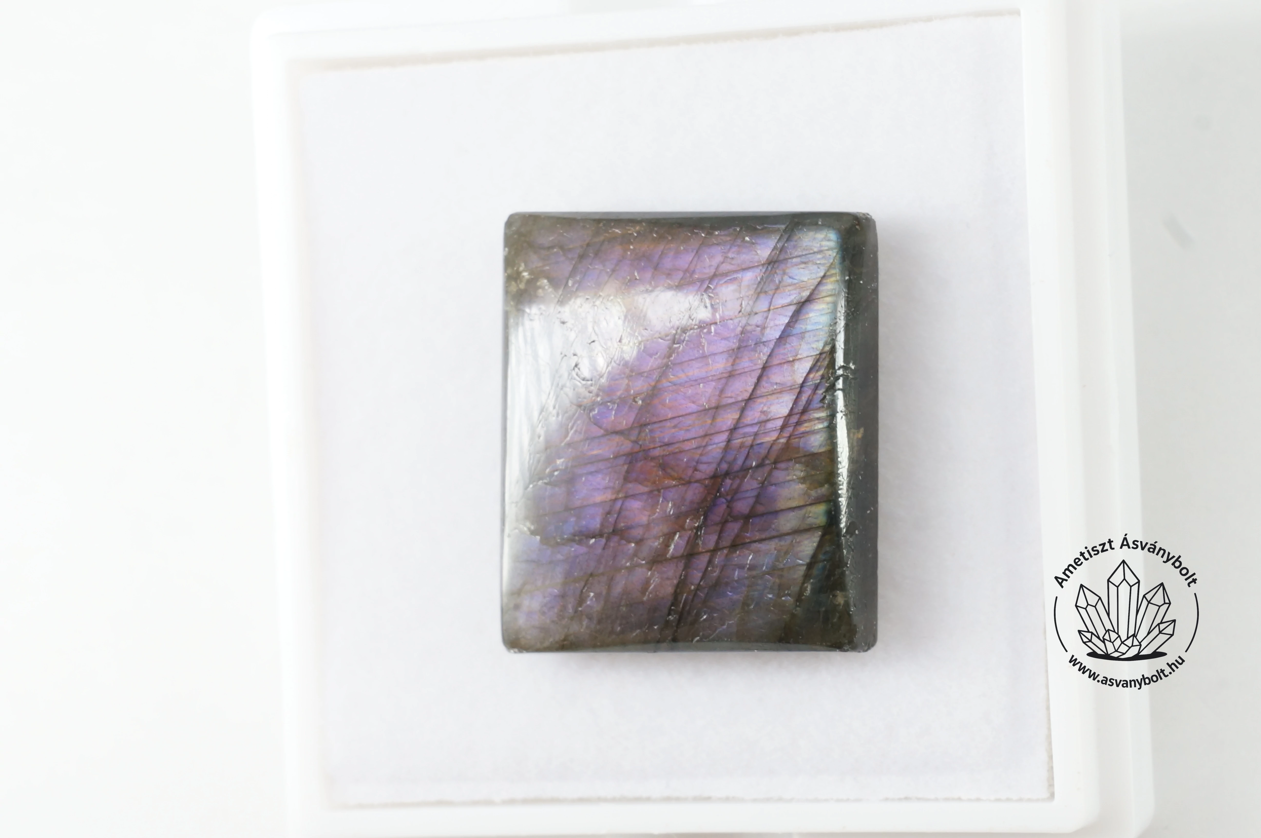 Labradorit lilás kis tégla kaboson 7760