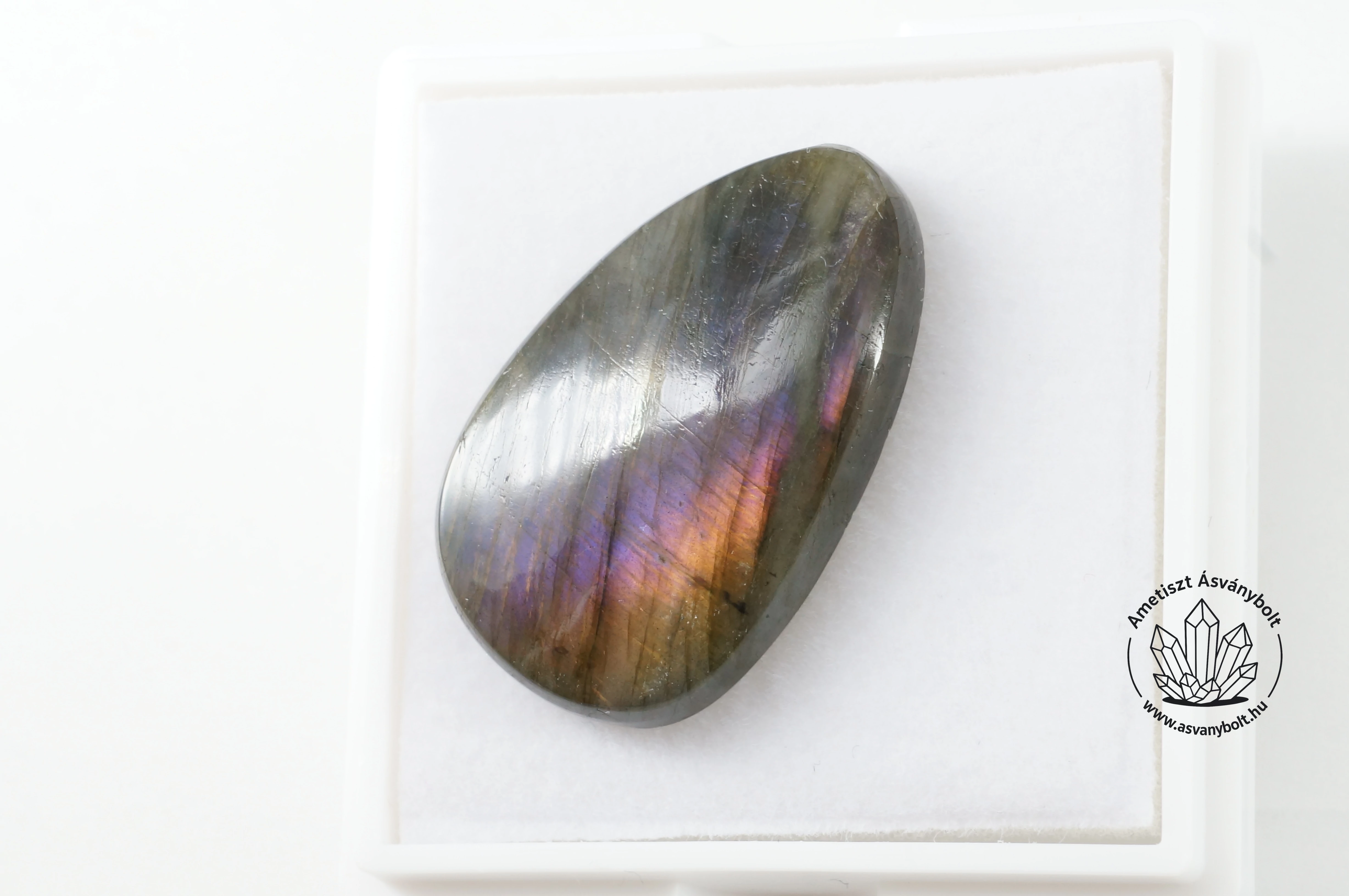 Labradorit lilás narancsos csepp kaboson 8600