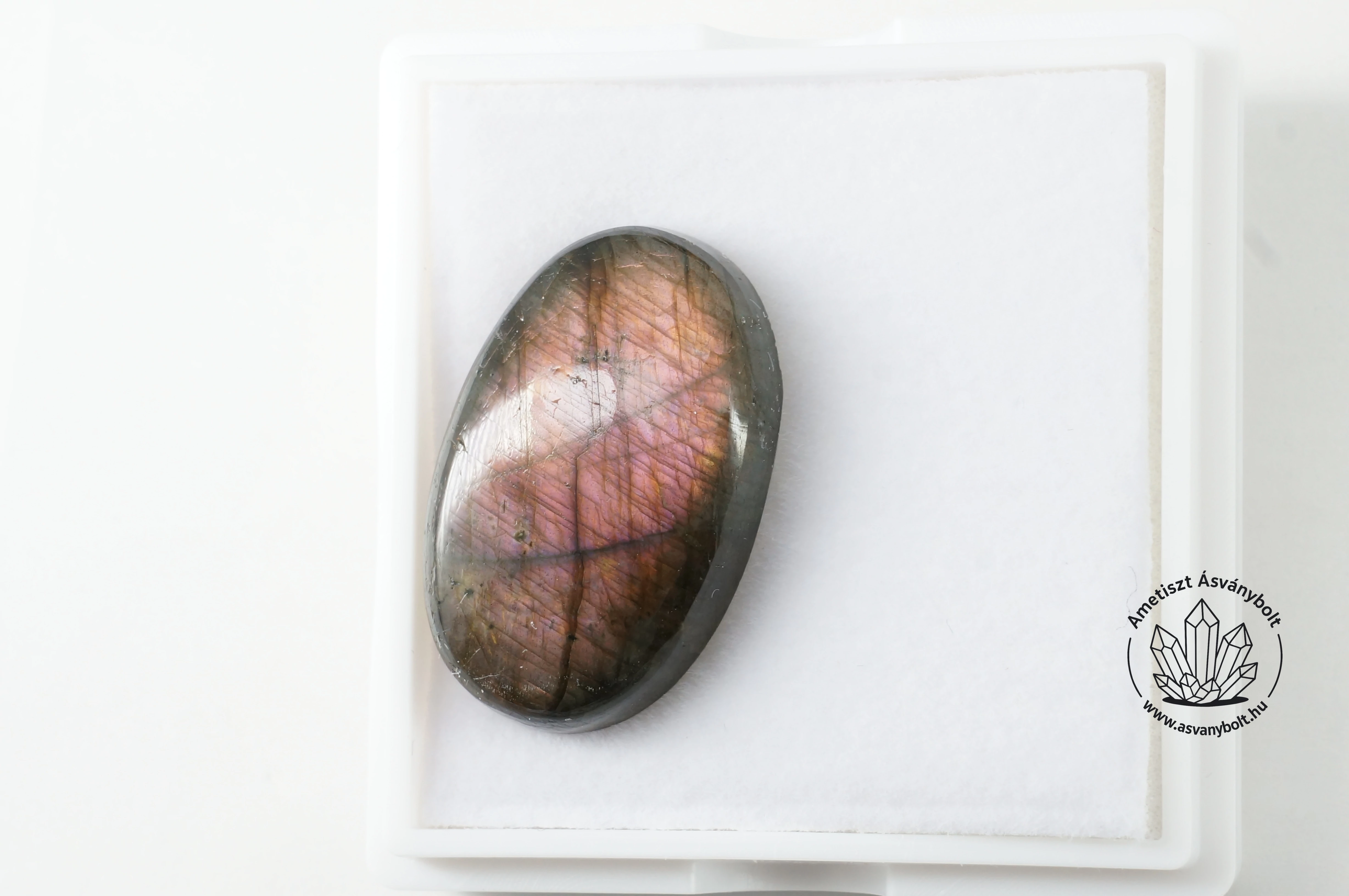 Labradorit lilás ovális kaboson 7300