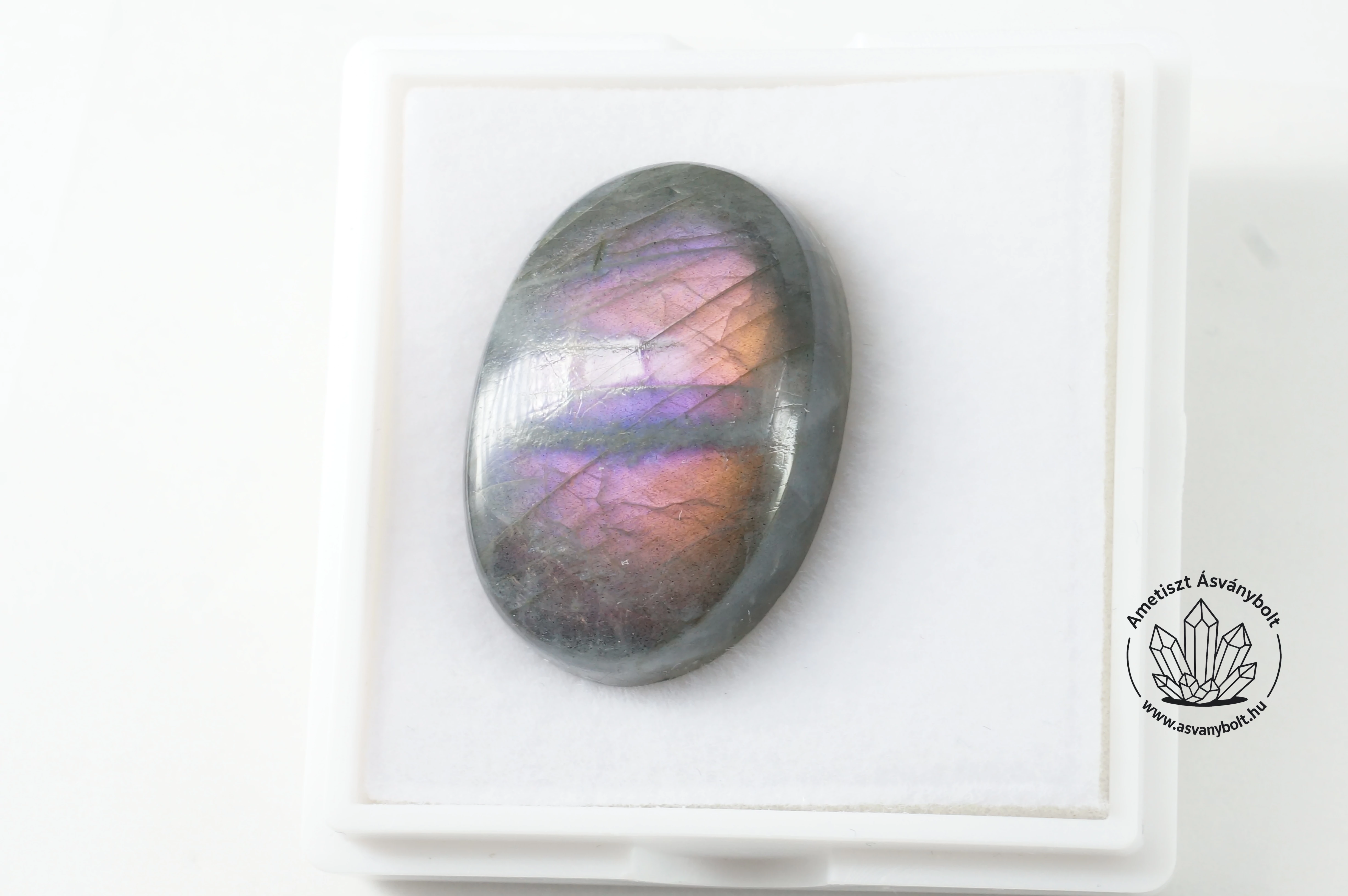 Labradorit lilás ovális kaboson 9900