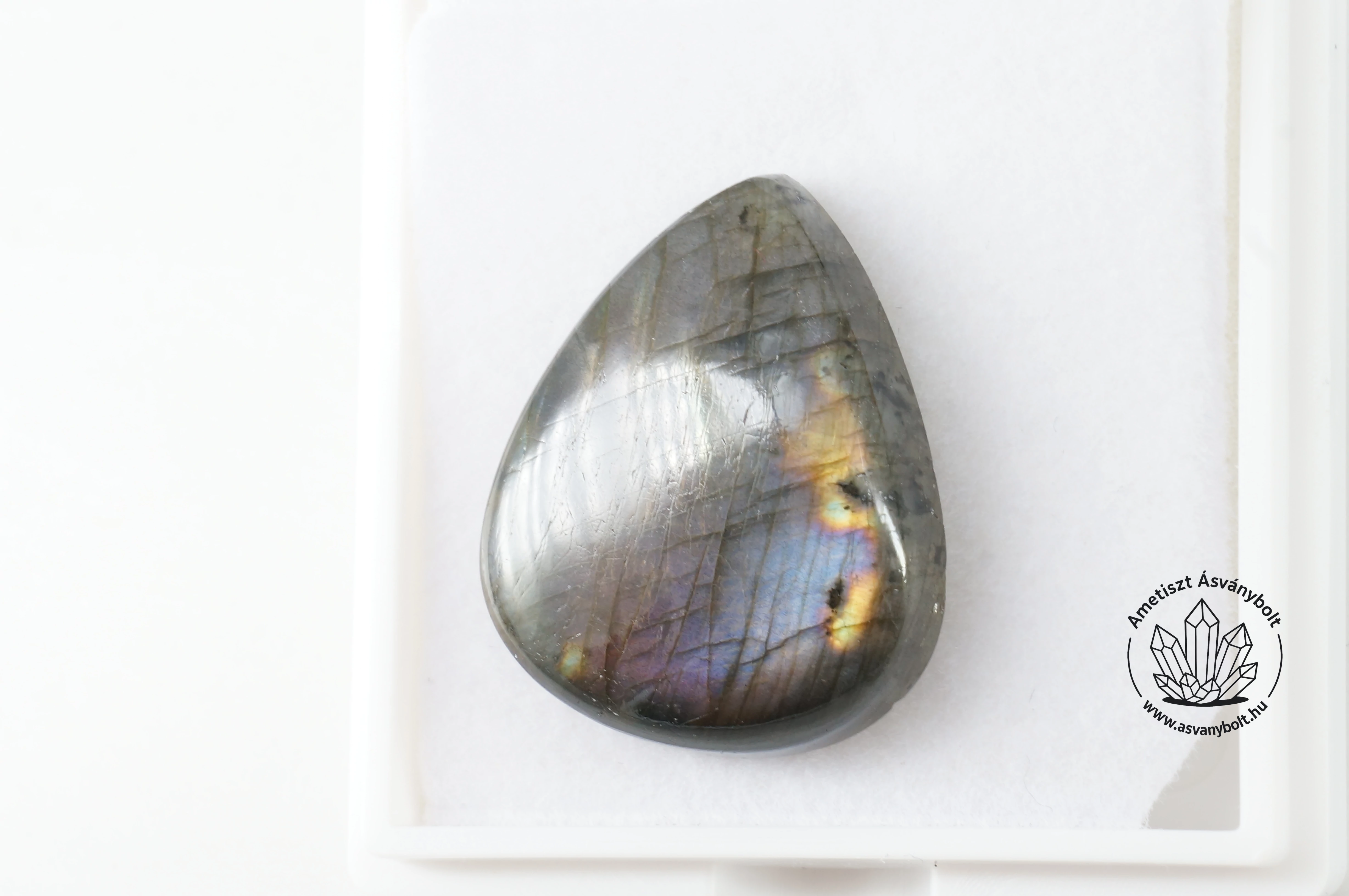 Labradorit lilás szürke csepp kaboson 7760