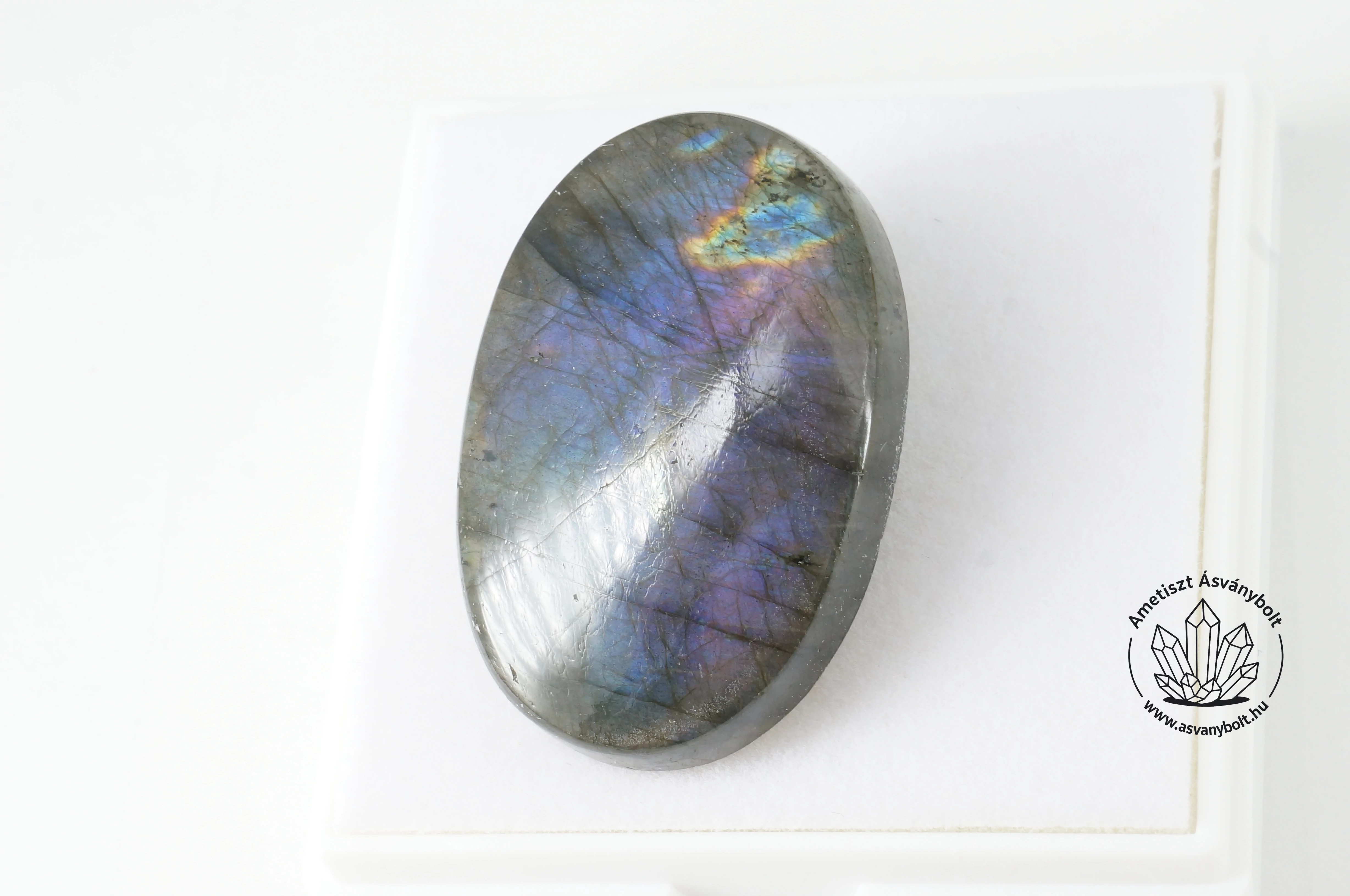 Labradorit liláskék  nagy ovális kaboson 17000