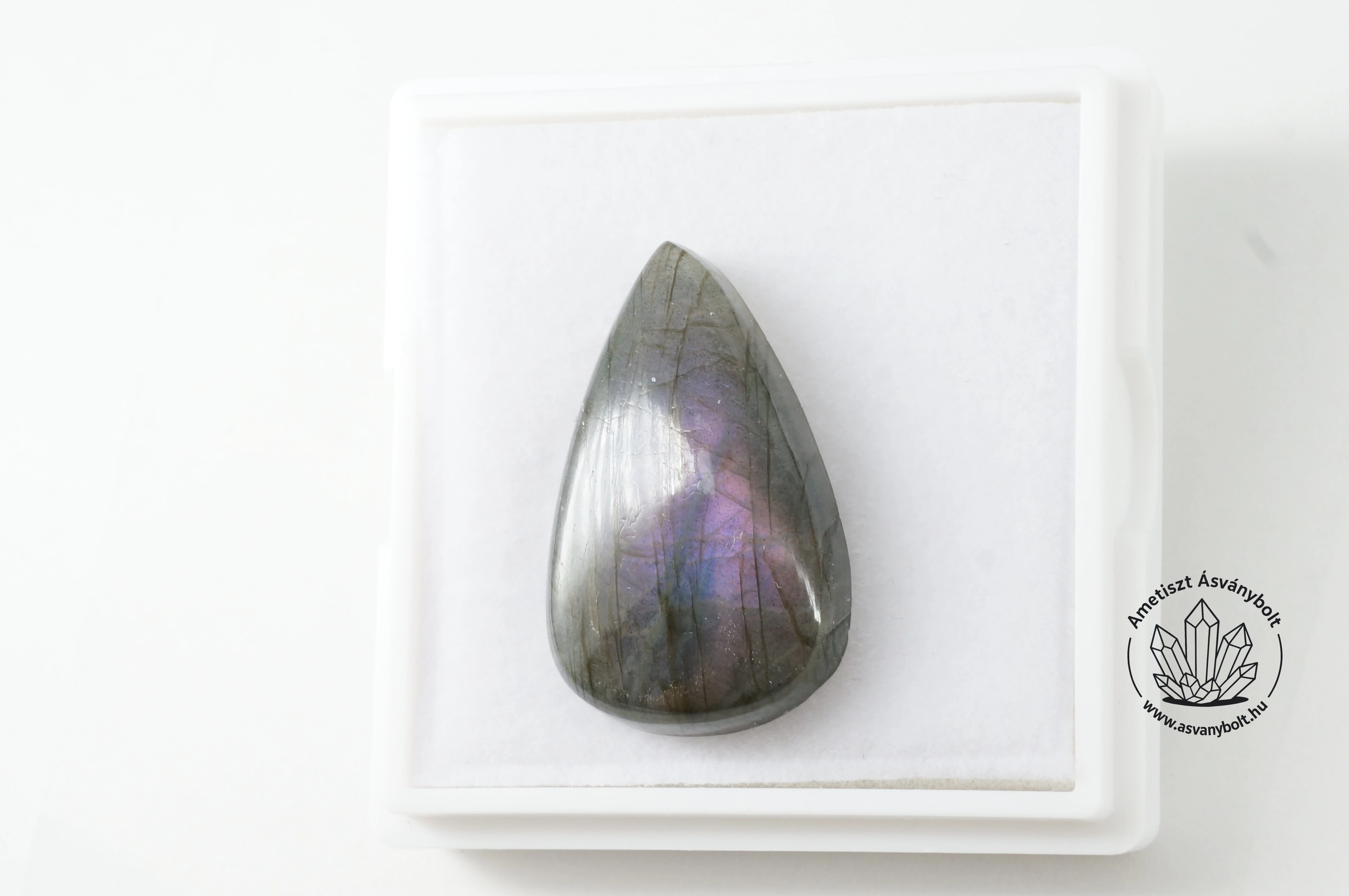 Labradorit liláskék csepp kaboson 6600