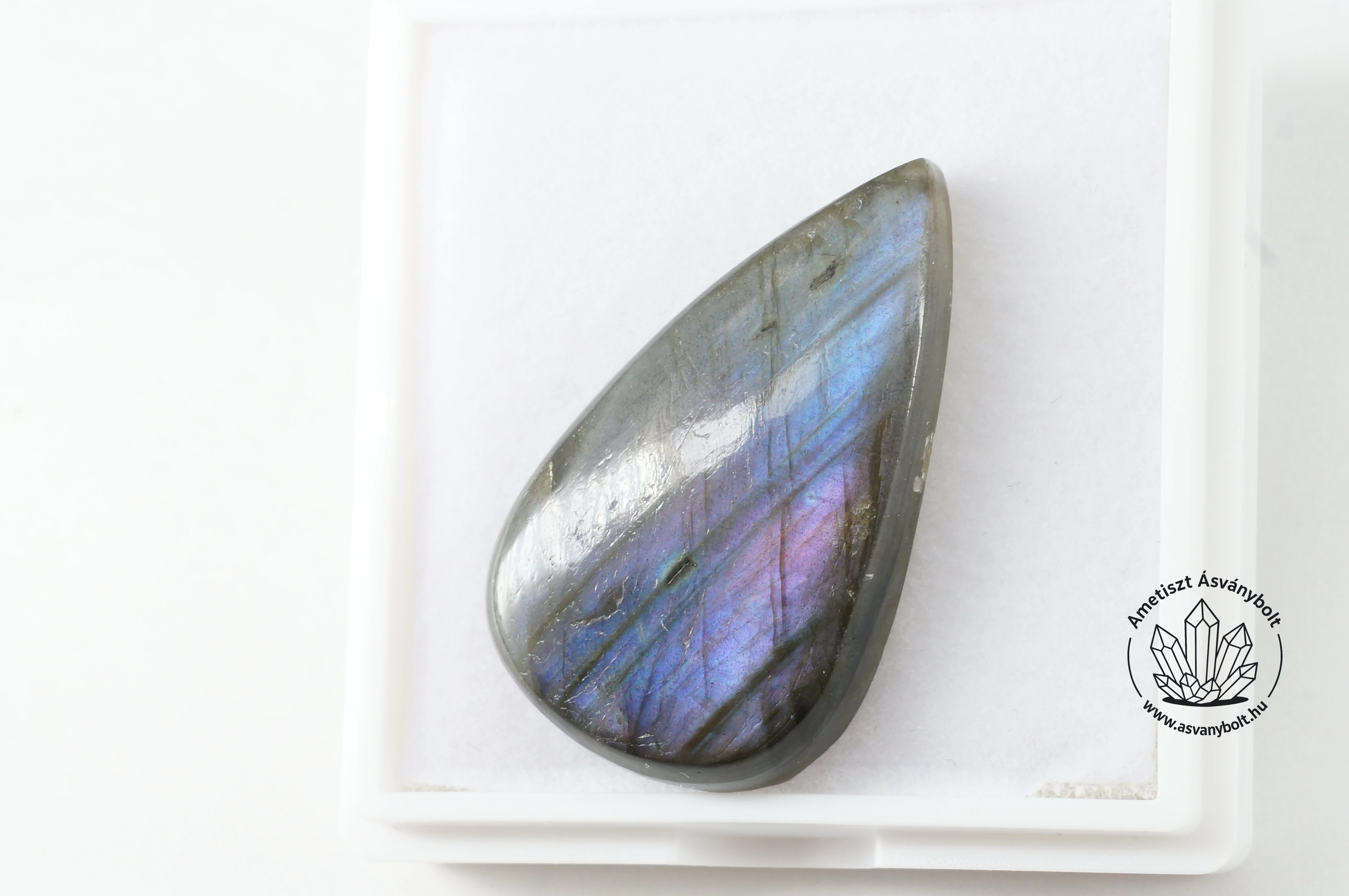 Labradorit liláskék csepp kaboson 8420