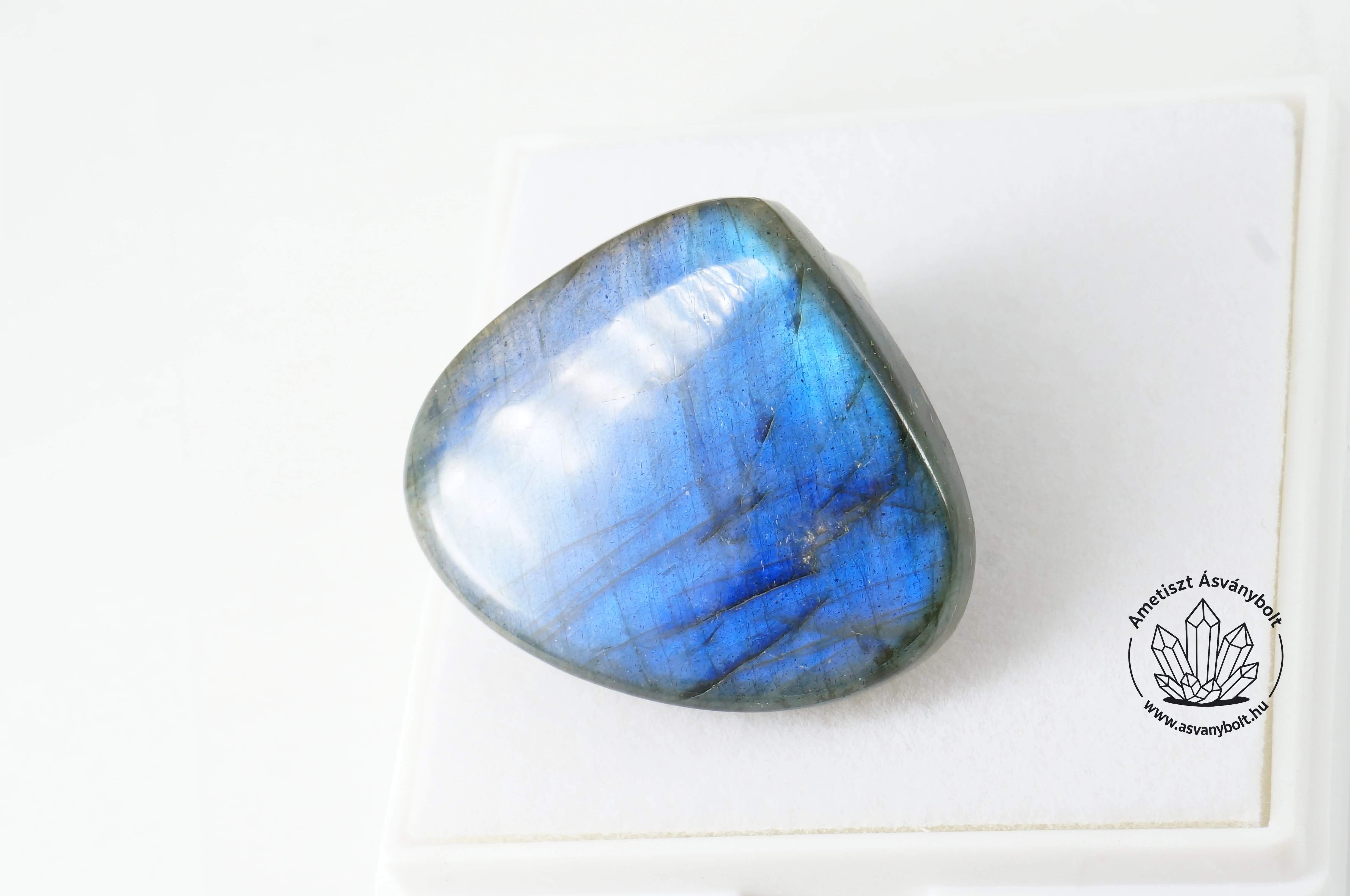 Labradorit mélykék csepp kaboson 14400