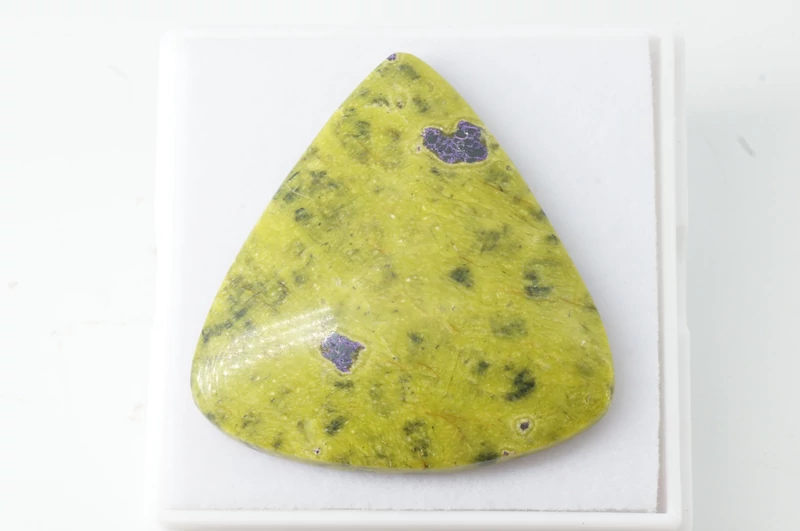 Atlantiszit gömbölyű háromszög kaboson 16500