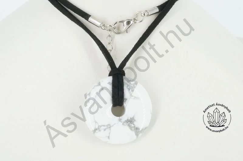 Howlit fánk medál bőrláncon