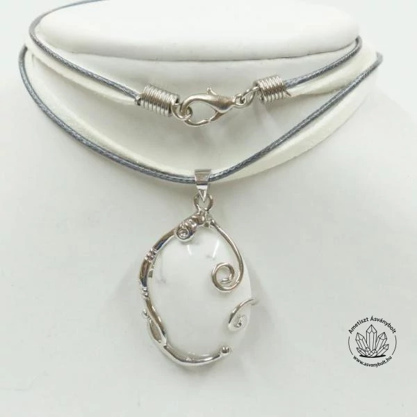 Howlit huzalkosaras medál bőrláncon