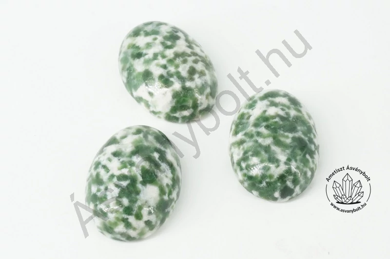 Jade zöld pettyes 13x18 mm-es kaboson
