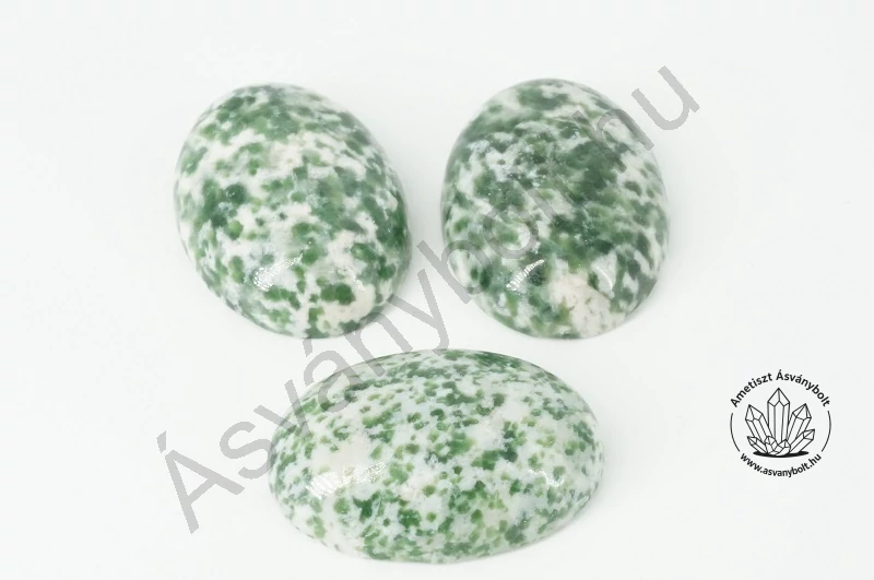 Jade zöld pettyes 18x25 mm-es kaboson