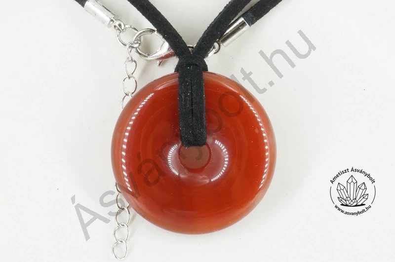 Karneol fánk medál bőrláncon