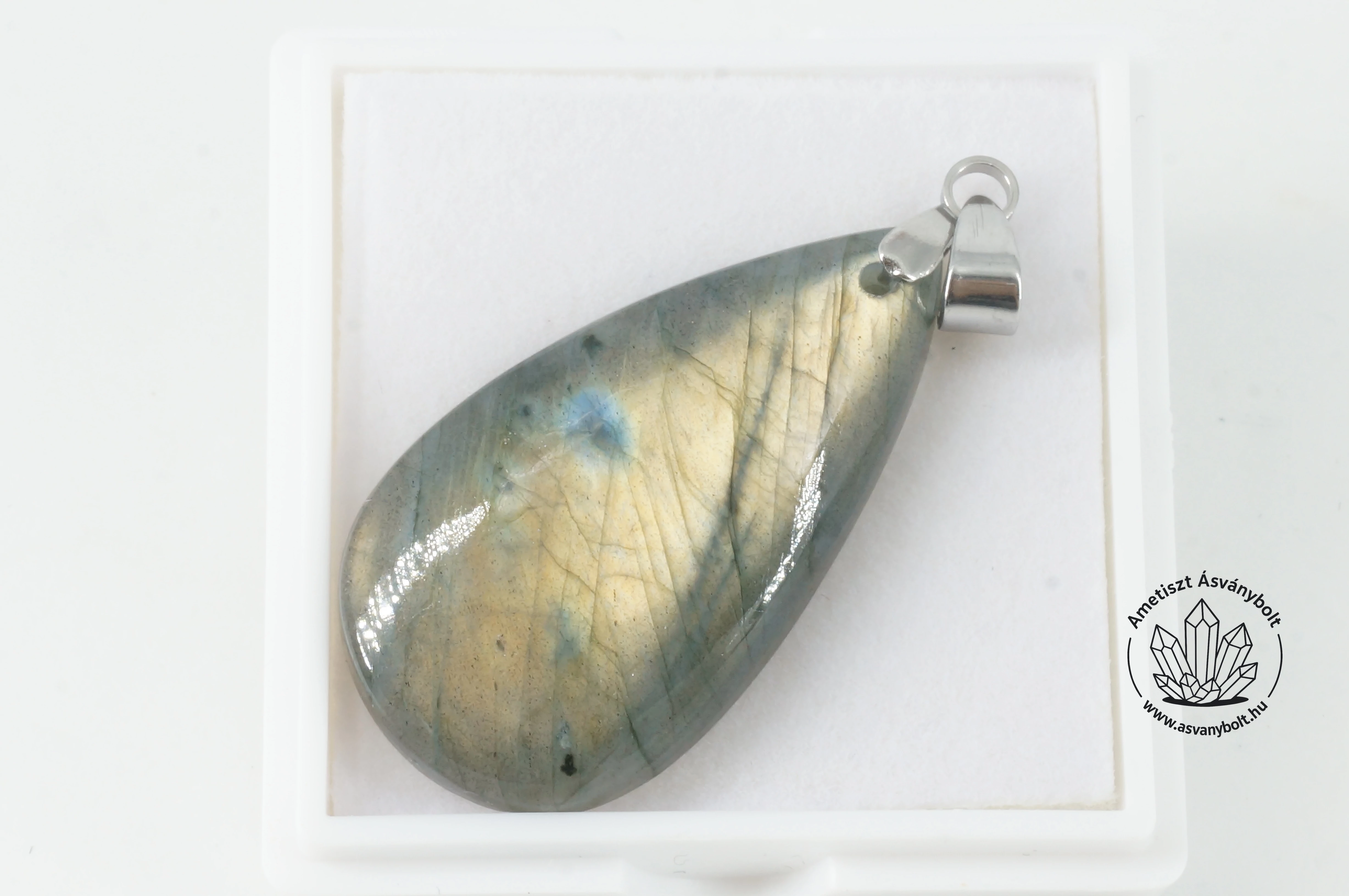 Labradorit aranyló csepp fúrt medál 9750