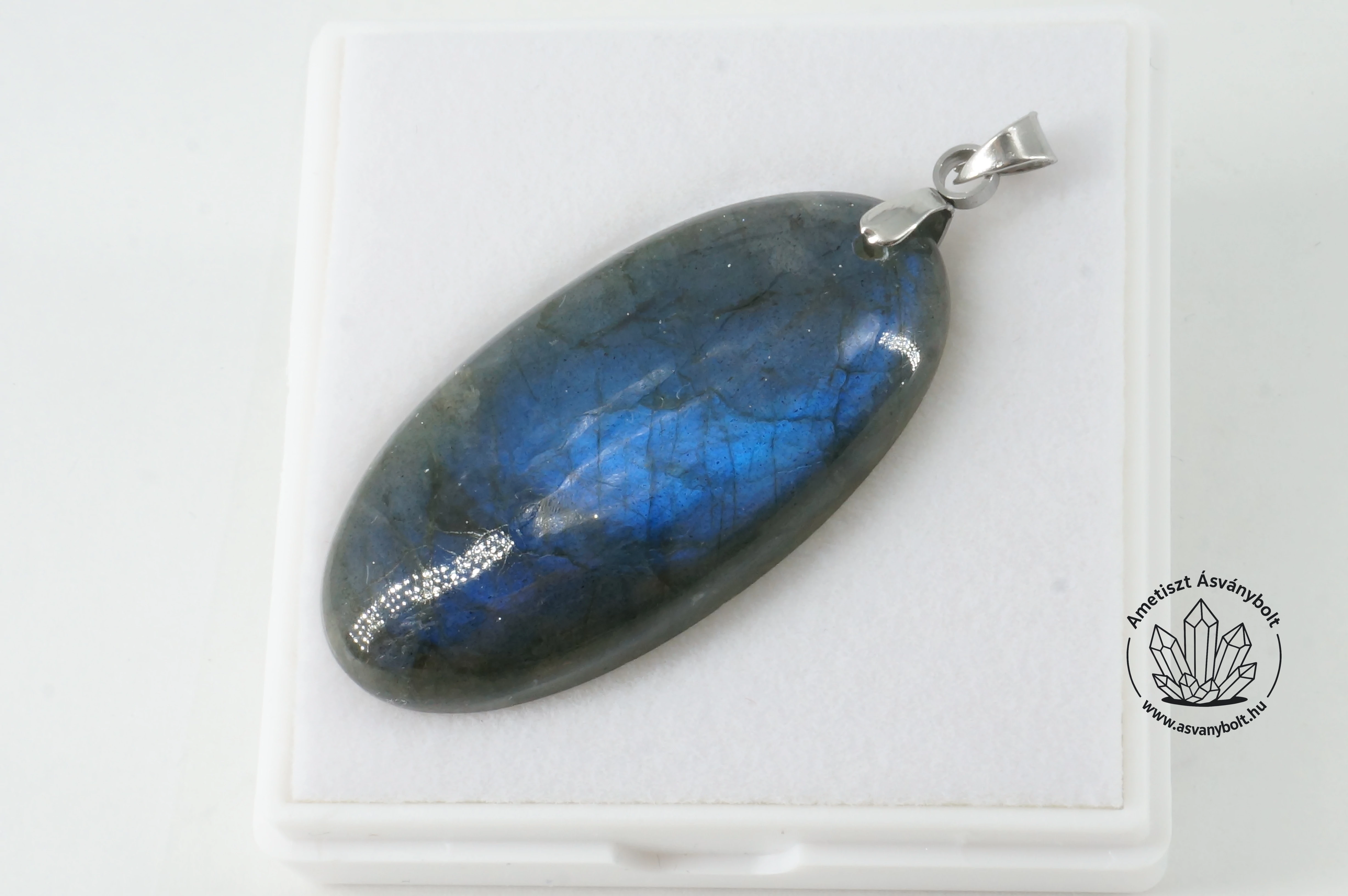 Labradorit extra kék ovális fúrt medál 11500