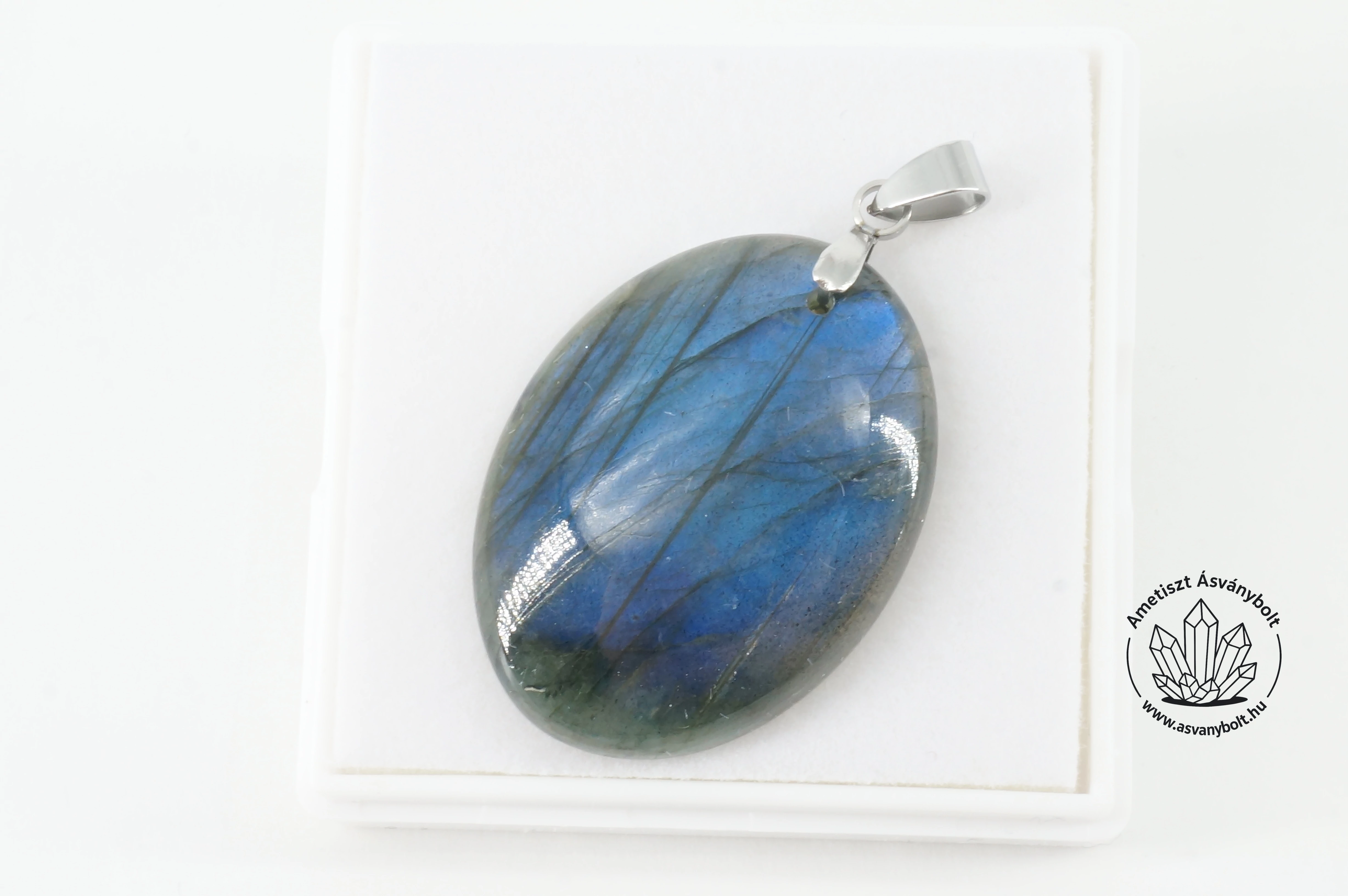 Labradorit extra kék ovális fúrt medál 12200