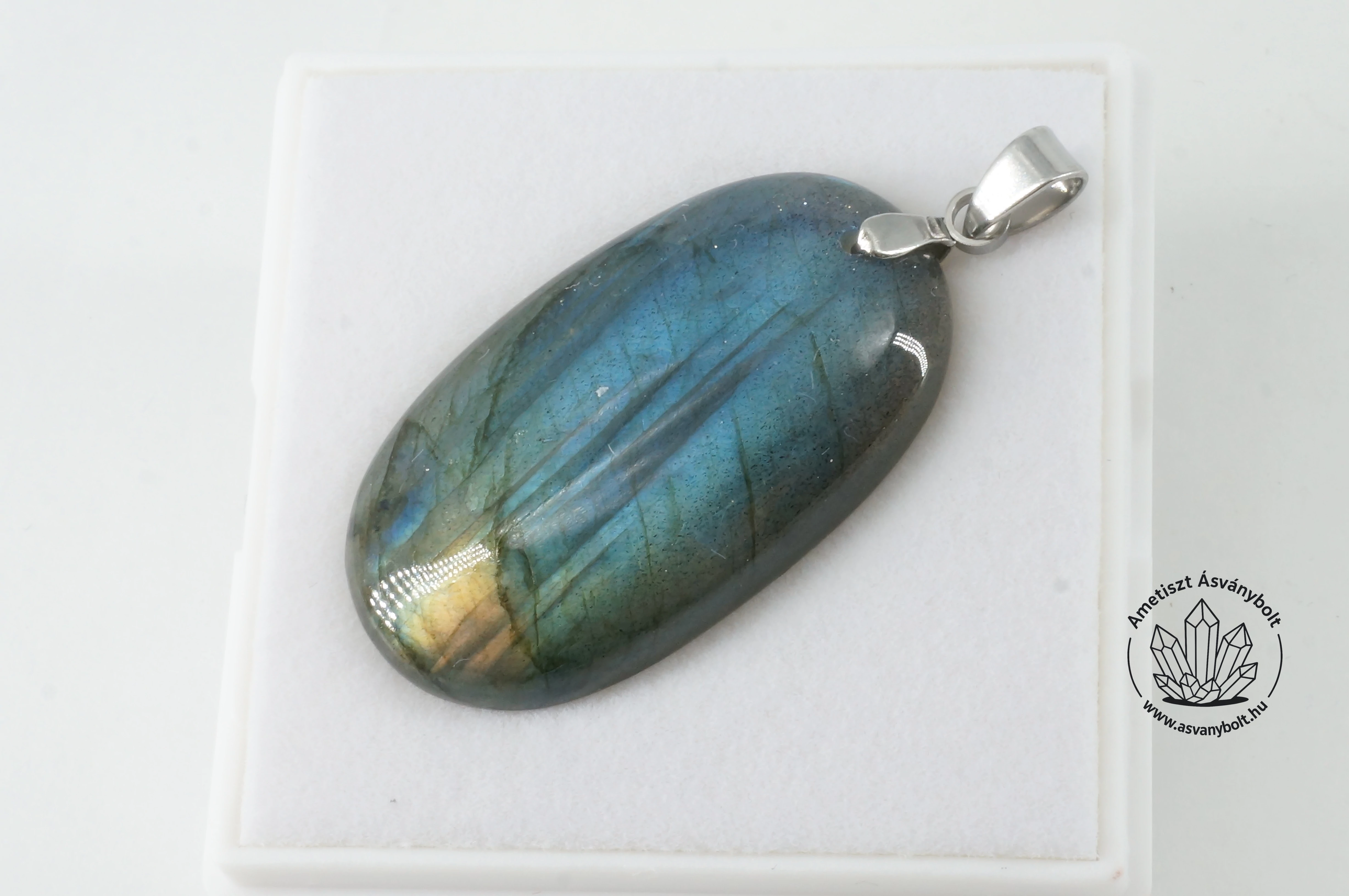 Labradorit extra ovális fúrt medál 12400