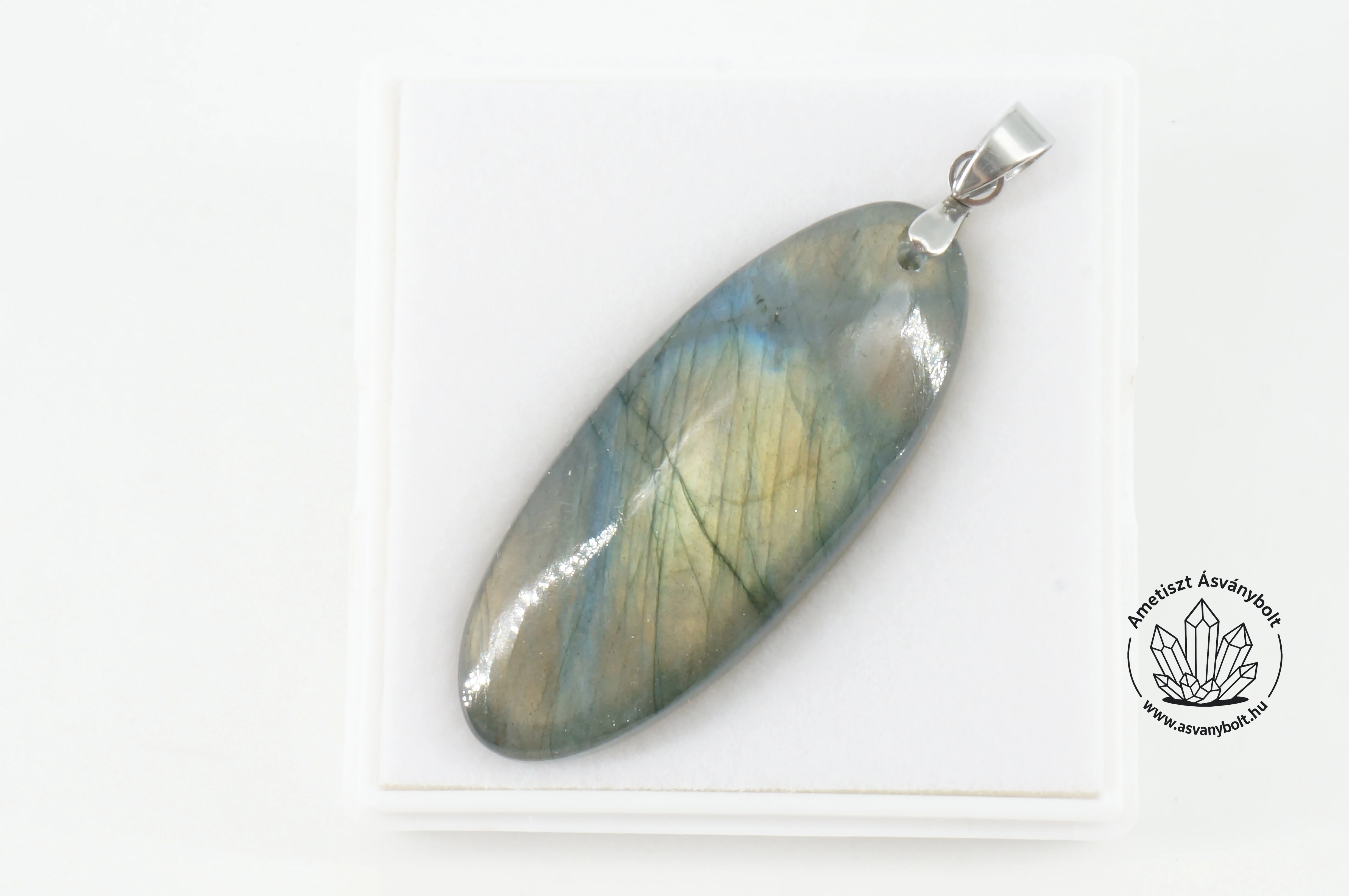 Labradorit extra ovális fúrt medál 13500