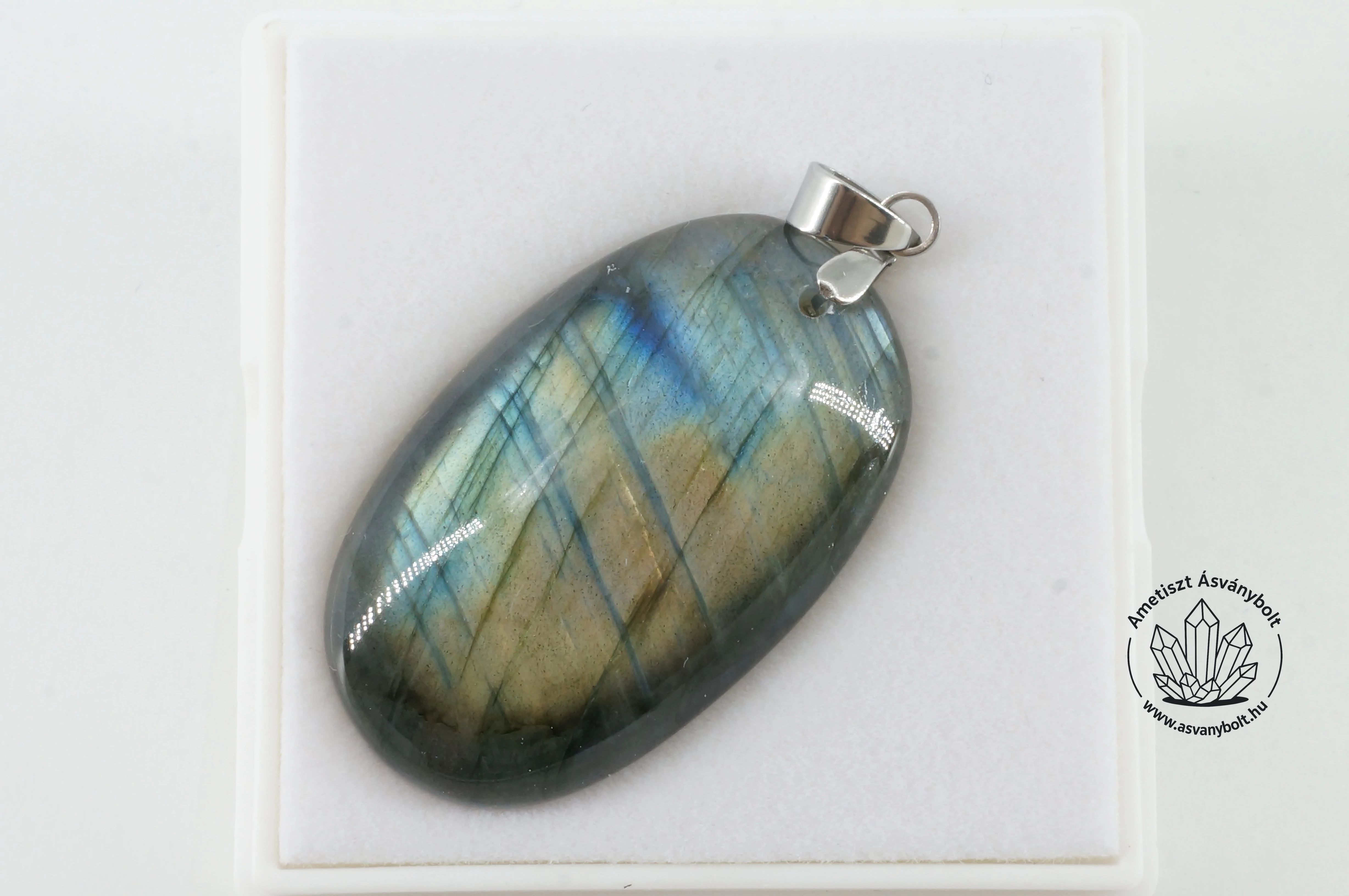 Labradorit extra ovális fúrt medál 13700