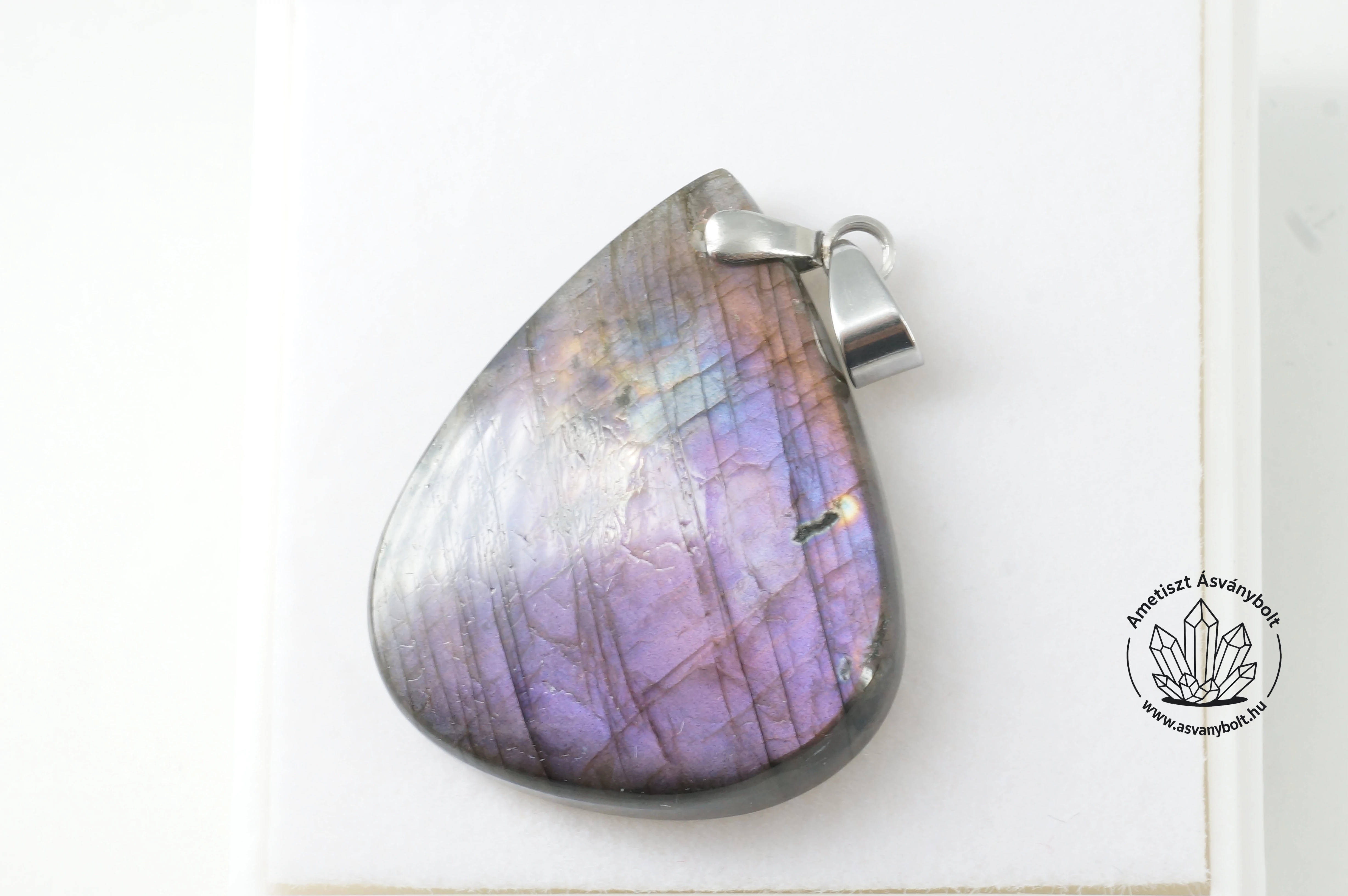 Labradorit lila csepp medál 11900