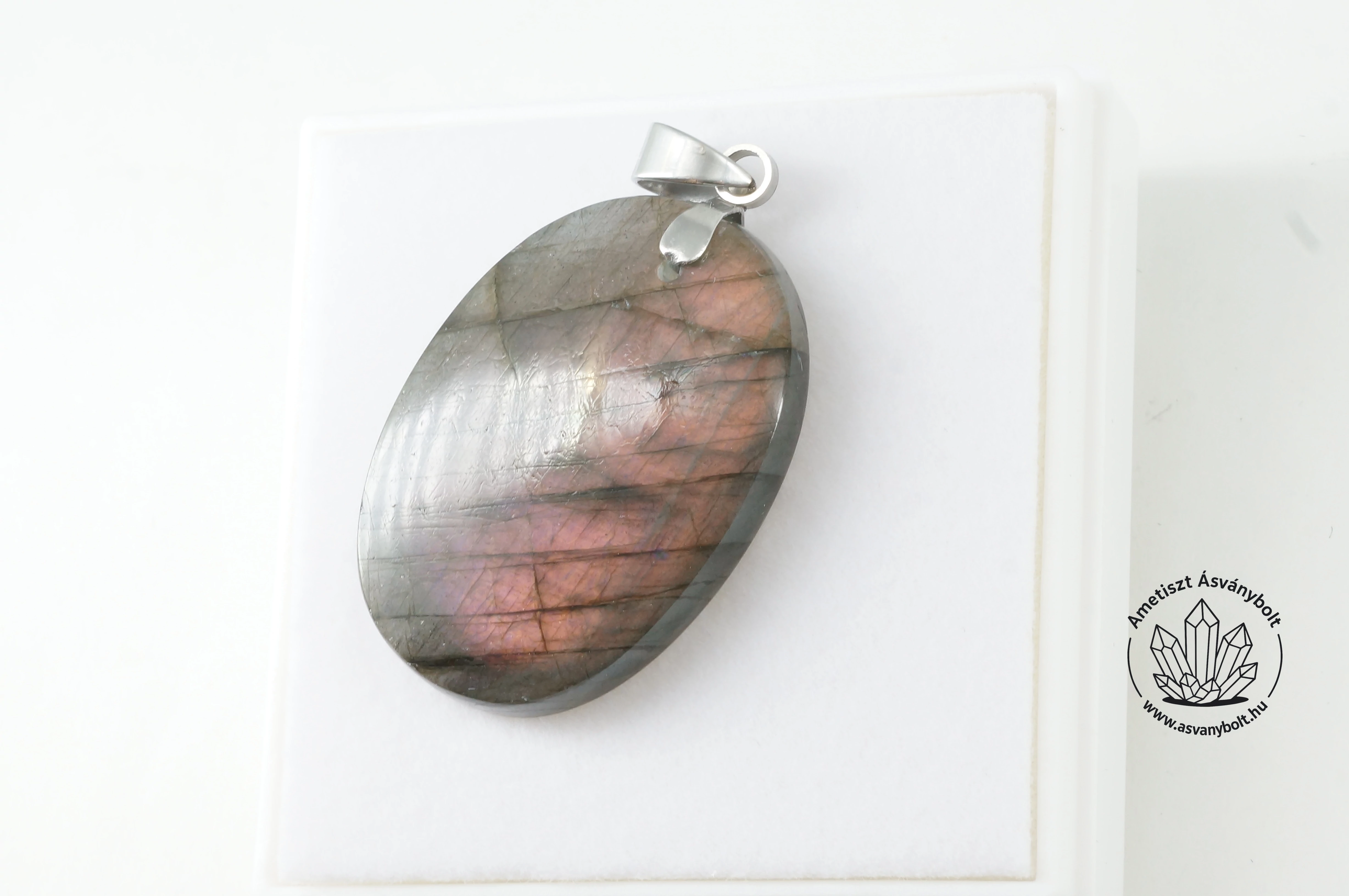 Labradorit ovális lila medál 11500