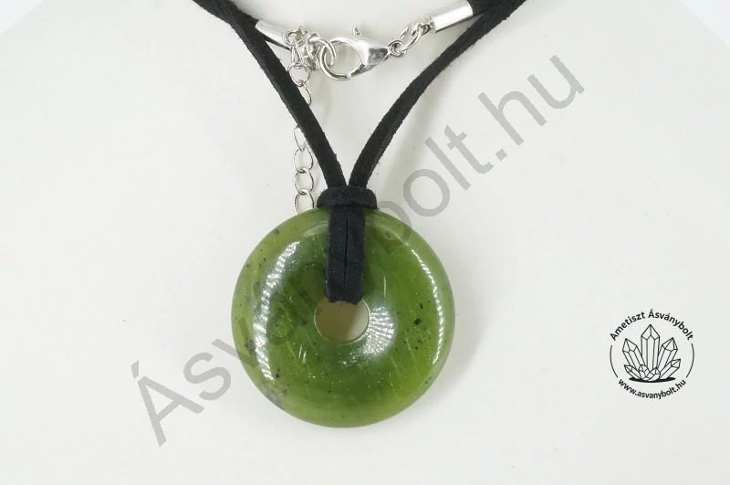 Nefrit jade fánk 3 cm-es medál bőrláncon