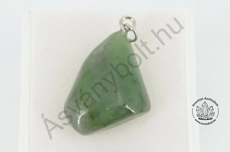 Nefrit jade fúrt medál 12400