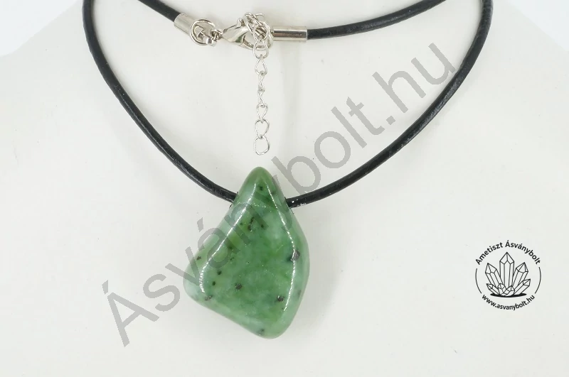 Nefrit jade fúrt medál bőrláncon 5200