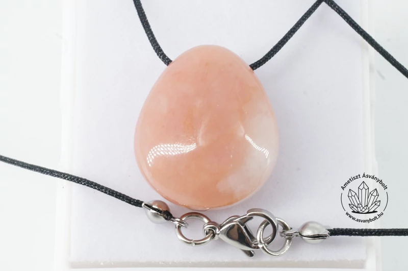 Rózsaopál fúrt medál zsinórláncon 9000