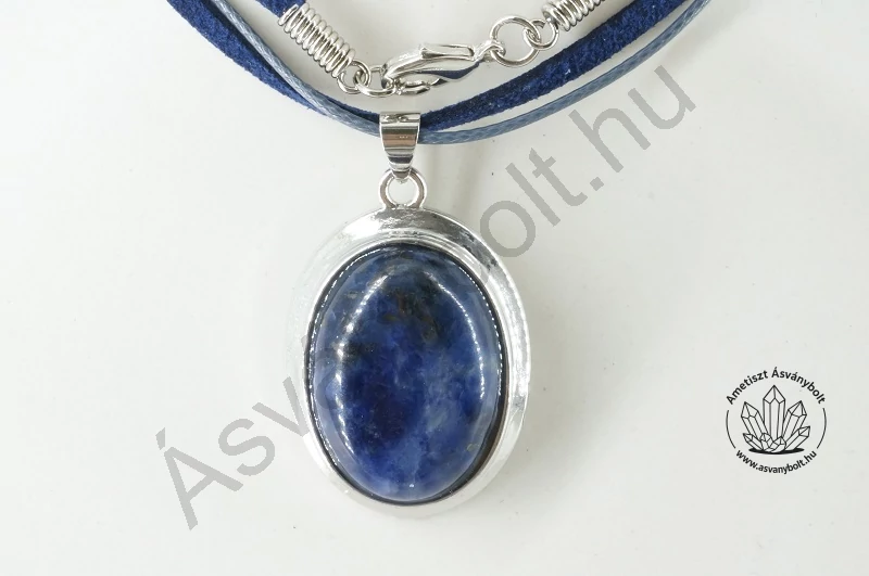 Szodalit foglalt medál bőrláncon